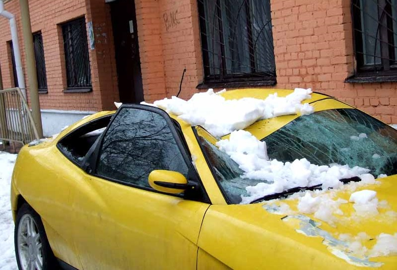 В центральной России машины страдают от льда с крыш
